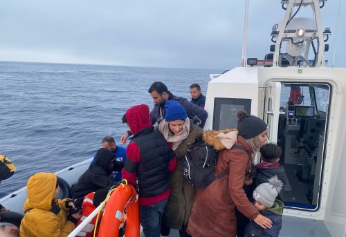 İzmir Açıklarında 36 Düzensiz Göçmen Beraberinde 9 Çocuk Yakalanmıştır