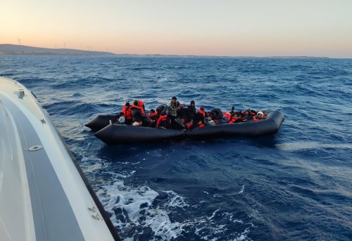 İzmir Açıklarında 44 Düzensiz Göçmen Kurtarılmıştır
