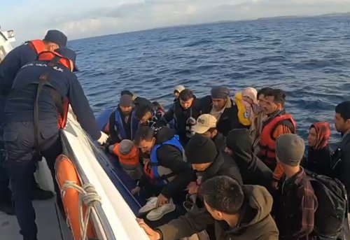 Balıkesir Açıklarında 18 Düzensiz Göçmen Beraberinde 18 Çocuk Yakalanmıştır