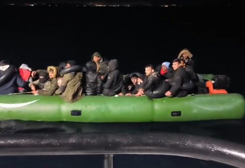 İzmir açıklarında 35 Düzensiz göçmen kurtarılmıştır