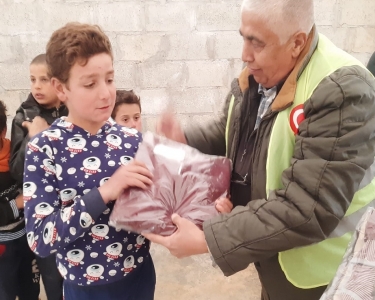 Yüzlerce çocuğa kışlık giysi Suriye